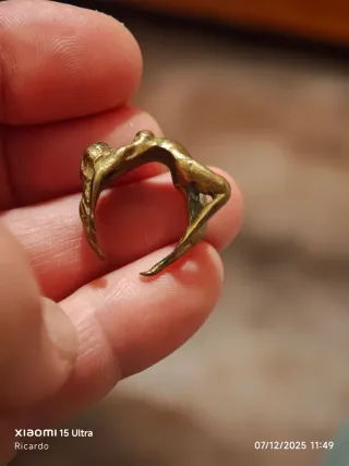 Anillo de bronce antiguo. Mujer desnuda