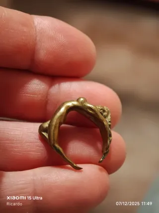 Anillo de bronce antiguo. Mujer desnuda