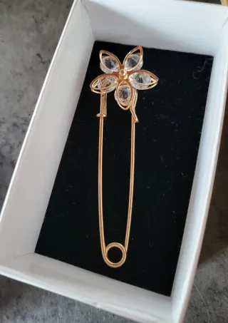 Bellissima spilla a forma di fiore con strass