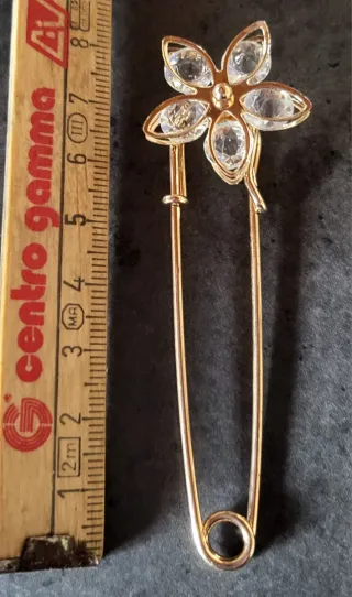 Bellissima spilla a forma di fiore con strass