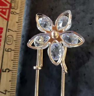 Bellissima spilla a forma di fiore con strass