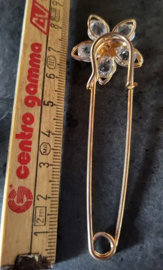 Bellissima spilla a forma di fiore con strass