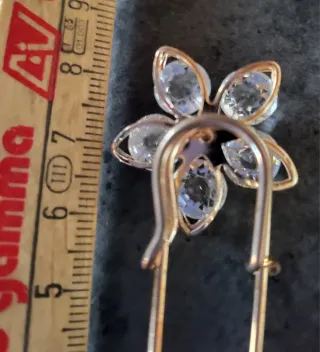 Bellissima spilla a forma di fiore con strass