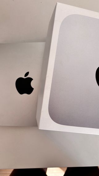Mac Mini M1 con caja