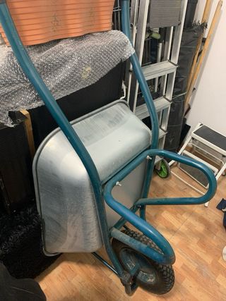 Carretilla de mano metálica