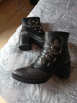 Botines negros tachuelas sin estrenar