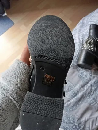 Botines negros tachuelas sin estrenar