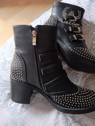 Botines negros tachuelas sin estrenar