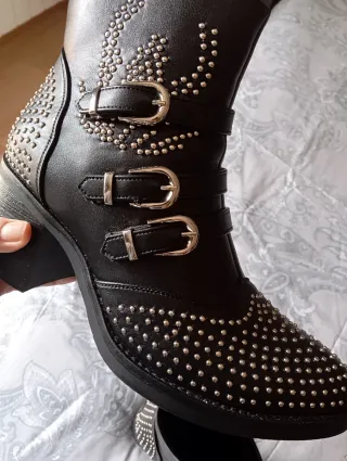 Botines negros tachuelas sin estrenar