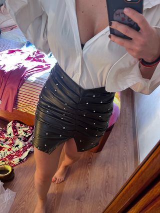 Falda negra con pedrería