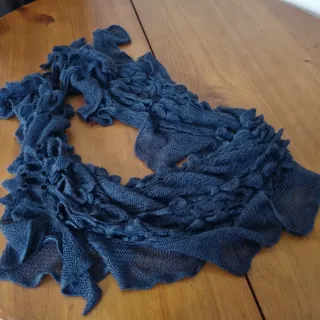 Bufanda azul con volantes