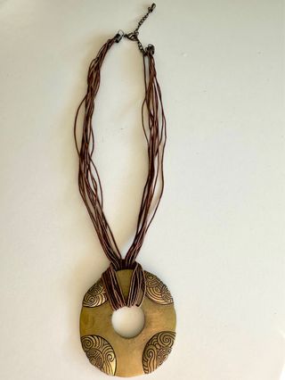 Collar latón y cordón cuero diseño tribal