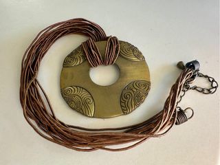Collar latón y cordón cuero diseño tribal