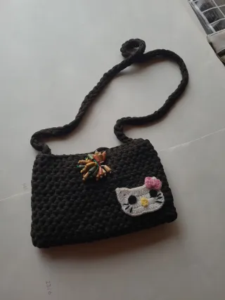 Bolso de crochet marron con Hello Kitty