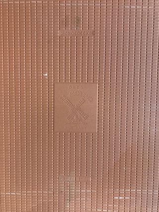 Azulejo blanco con diseño geométrico