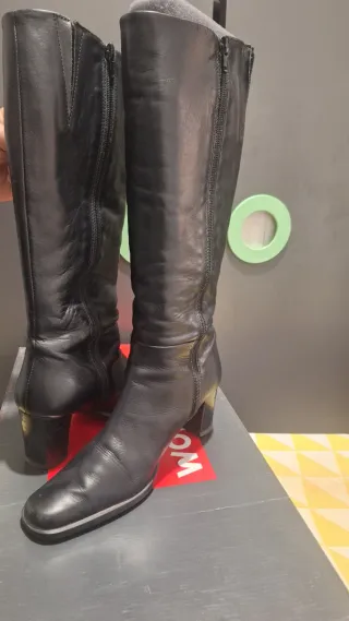 Botas altas Wonders negras cómodas