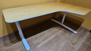 Mesa esquinera oficina IKEA madera y metal
