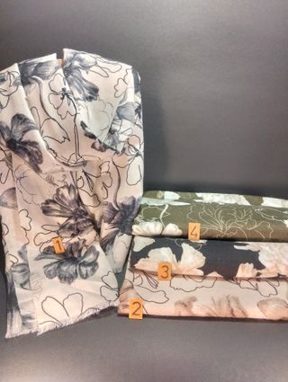 Pañuelo estampado floral de amapolas.