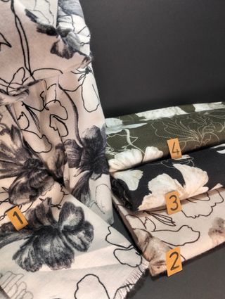 Pañuelo estampado floral de amapolas.