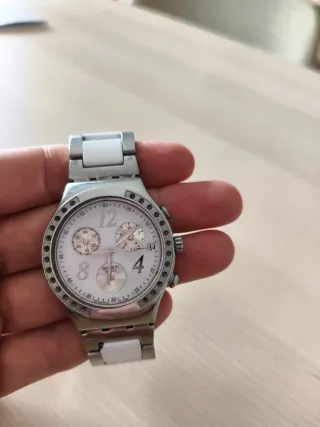 Reloj Swatch Cronógrafo Blanco y Plateado