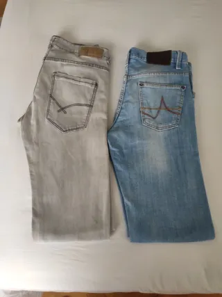Pantalones vaqueros Pull&Bear grises y azules.