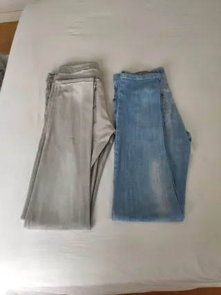 Pantalones vaqueros Pull&Bear grises y azules.