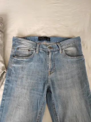 Pantalones vaqueros Pull&Bear grises y azules.