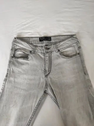 Pantalones vaqueros Pull&Bear grises y azules.