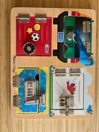 Tableros Melissa & Doug de cerrojos y pestillos