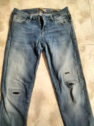 Pantalones vaqueros Guess y Stradivarius Talla 36