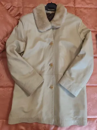 Abrigo de cuero beige con cuello de pelo