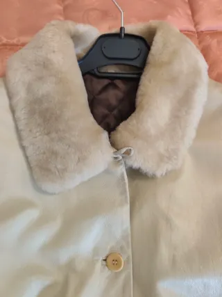 Abrigo de cuero beige con cuello de pelo