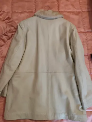 Abrigo de cuero beige con cuello de pelo