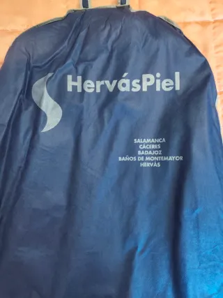 Abrigo de cuero beige con cuello de pelo