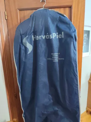 Abrigo de cuero beige con cuello de pelo