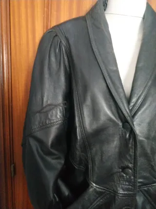 Chaqueta de piel auténtica negra, bien forrada y e