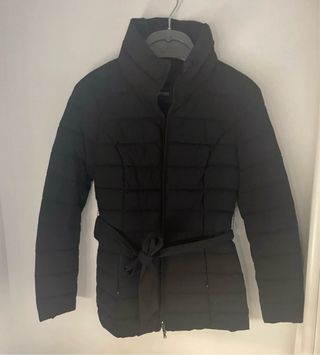 Chaqueta Guess negra con cinturón