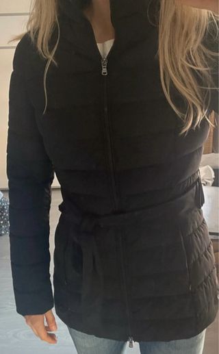 Chaqueta Guess negra con cinturón