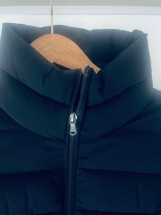 Chaqueta Guess negra con cinturón