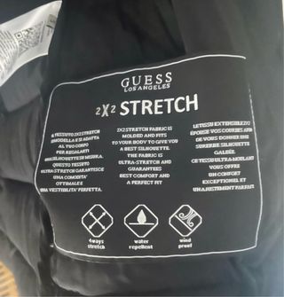 Chaqueta Guess negra con cinturón