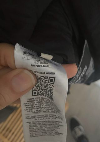 Chaqueta Guess negra con cinturón