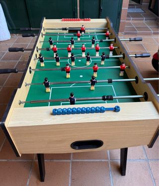 Futbolín de mesa para pasar ratos divertidos.