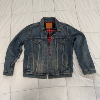 Consegna di abbigliamento da uomo taglia S