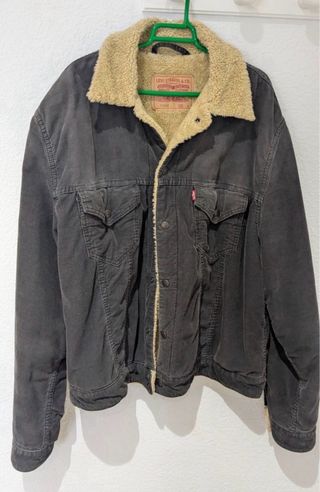 Consegna di abbigliamento da uomo taglia S