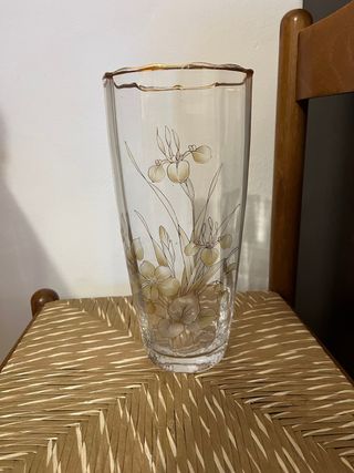 Vaso decorato con fiori dorati