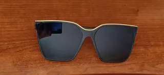 Occhiali da sole neri e oro