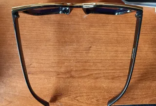 Occhiali da sole neri e oro