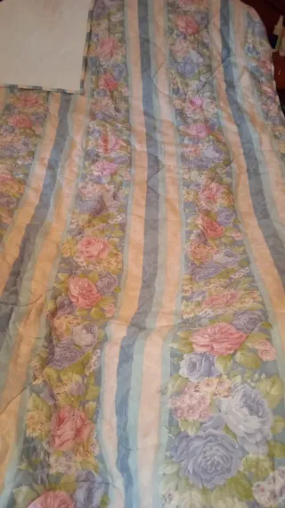 Colcha floral con rayas azules y rosas