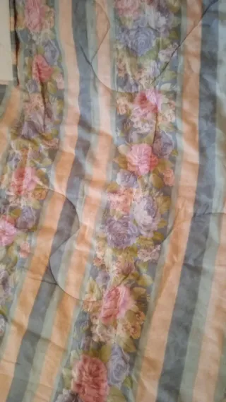 Colcha floral con rayas azules y rosas