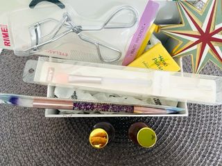 LOTE BEAUTY DE ESMALTES,PINCELES Y OTROS